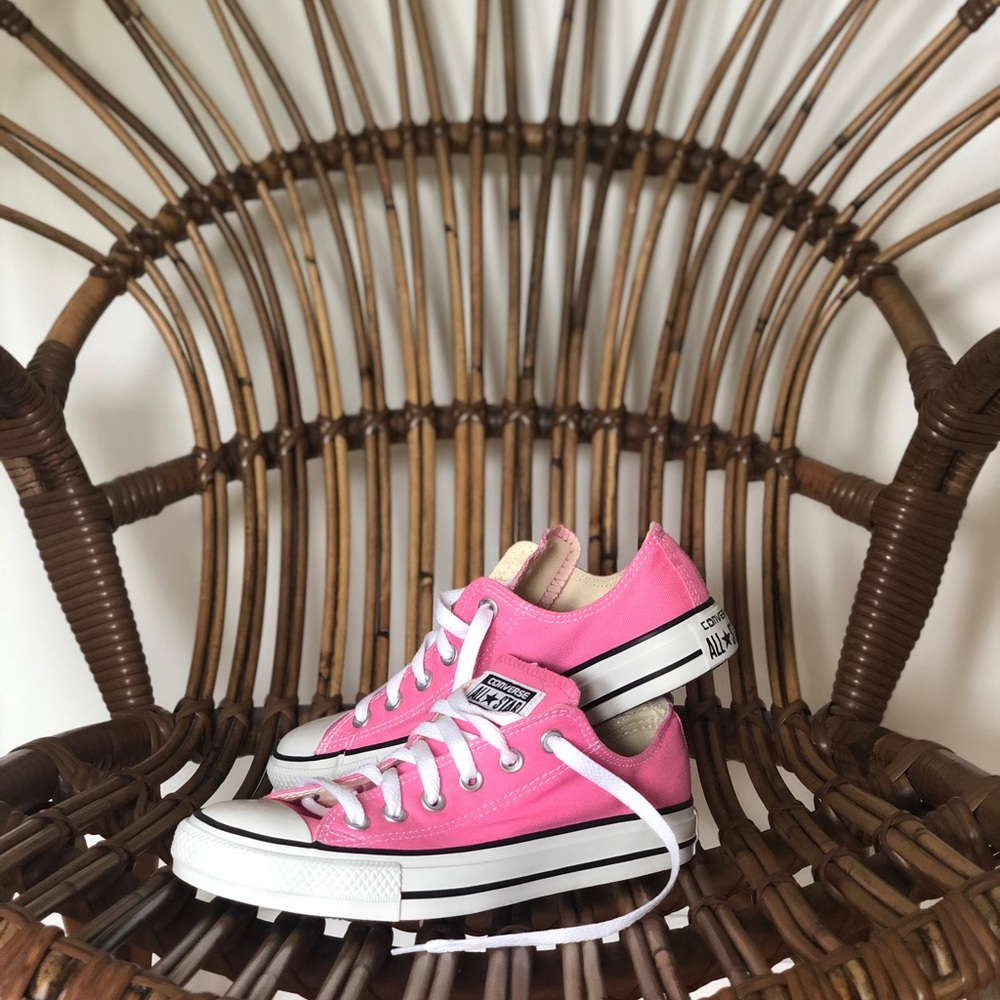 Light Pink Converse Low Tops - W7/M5 -